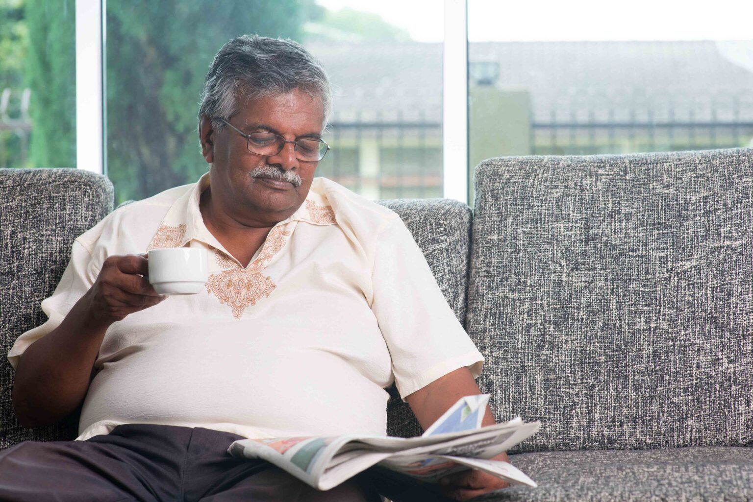 Home in newspaper. Джун фото индус за ноутбуком. Super detailed photo of indian man drinking Coffee. Old man reading newspaper at Home Retro photo. Hands holding the Business newspaper on Table.