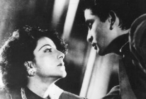 Though the Nargis-Raj Kapoor duo was a hit romantic pair, she rejects him in Aag