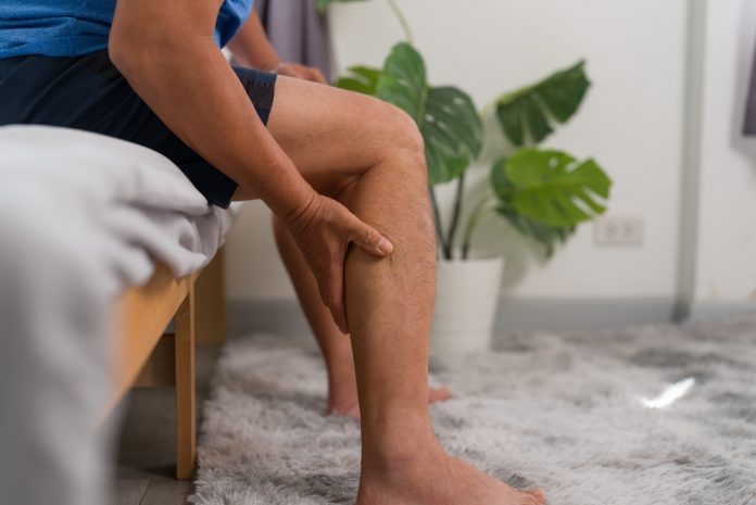 Senior,Asian,Man,Suffering,From,Varicose,Veins,Leg,Pain,Sitting